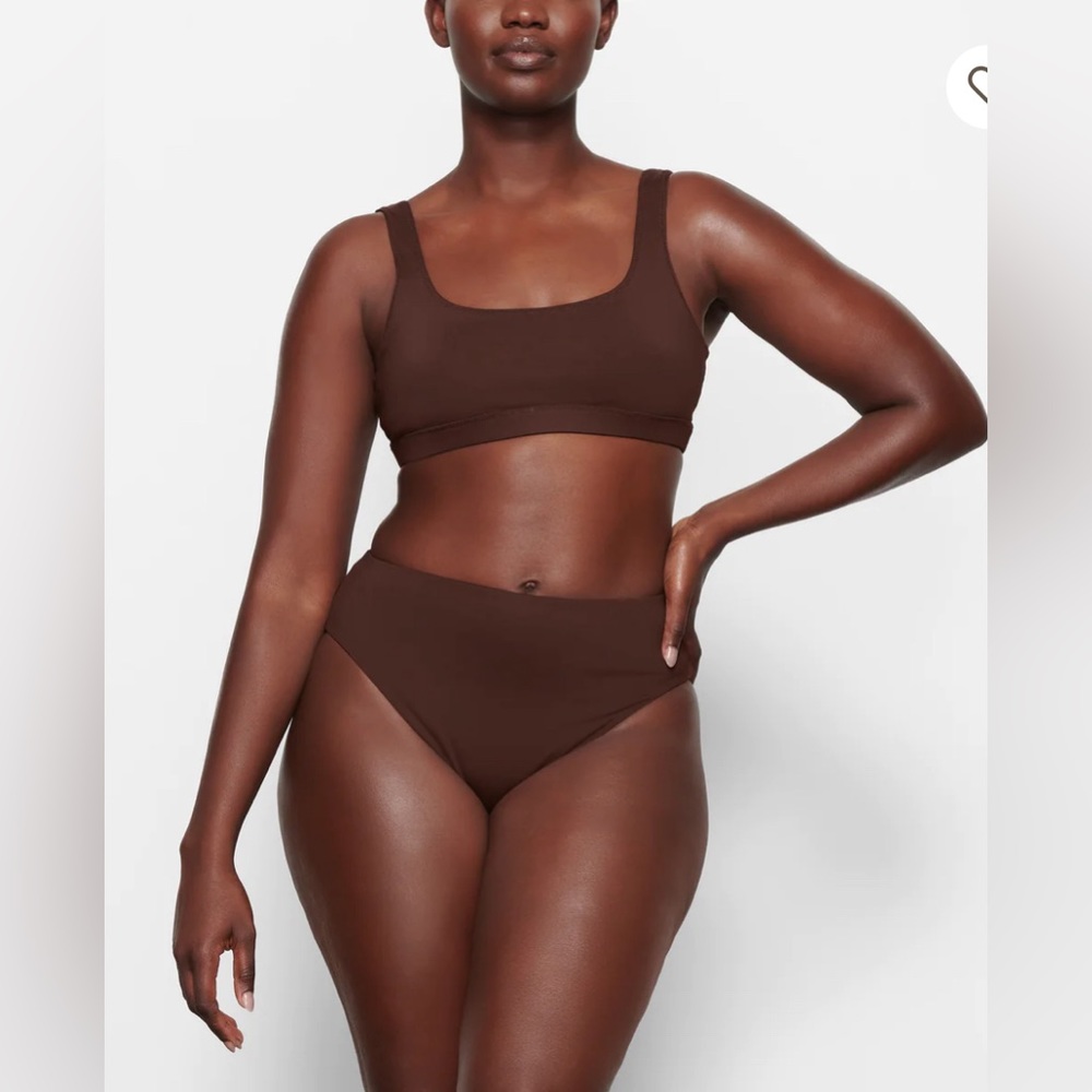 NWT SKIMS recycled bikini top in Cocoa